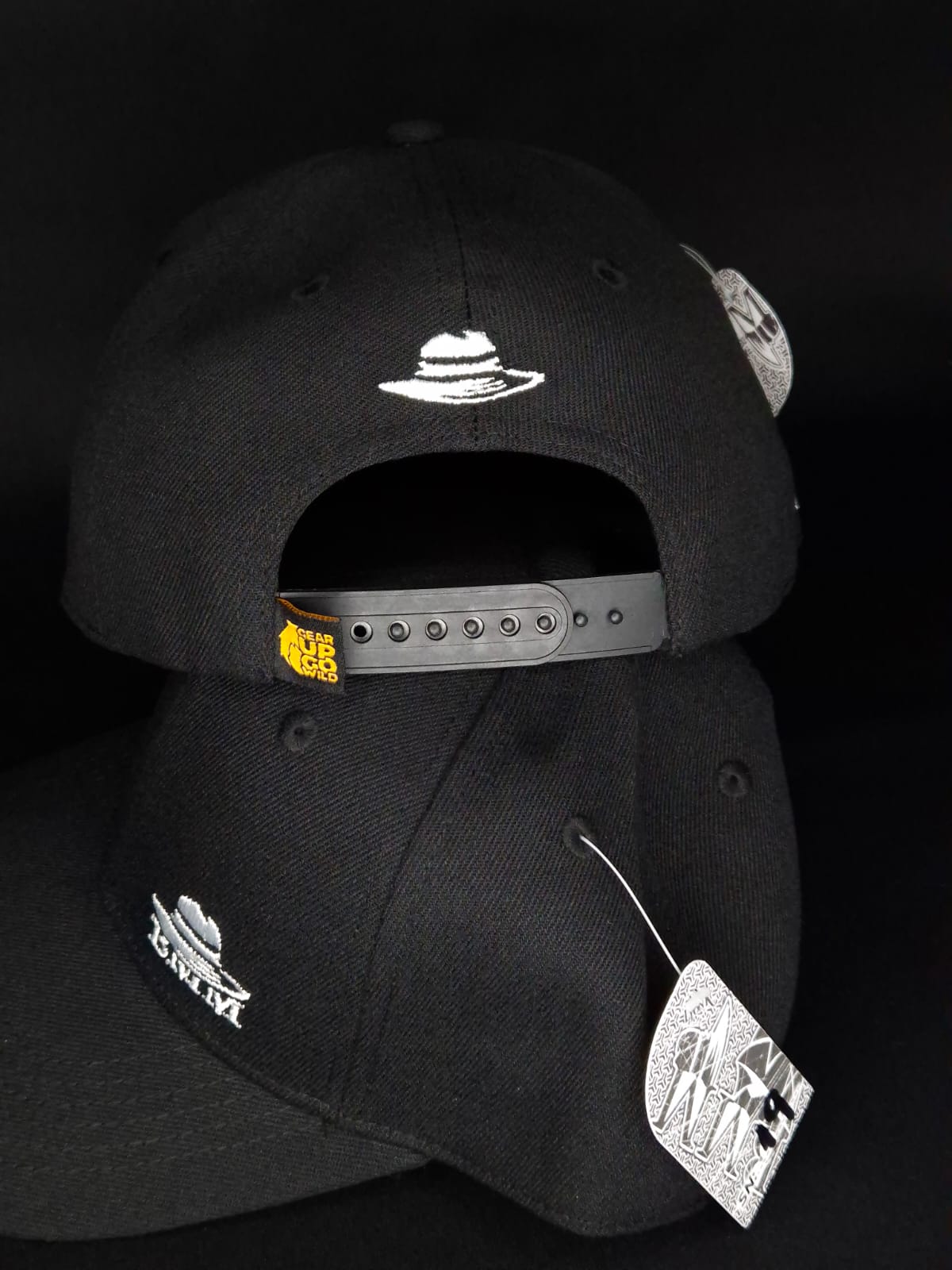 Curved Visor Cap Embroidery white Minimalist